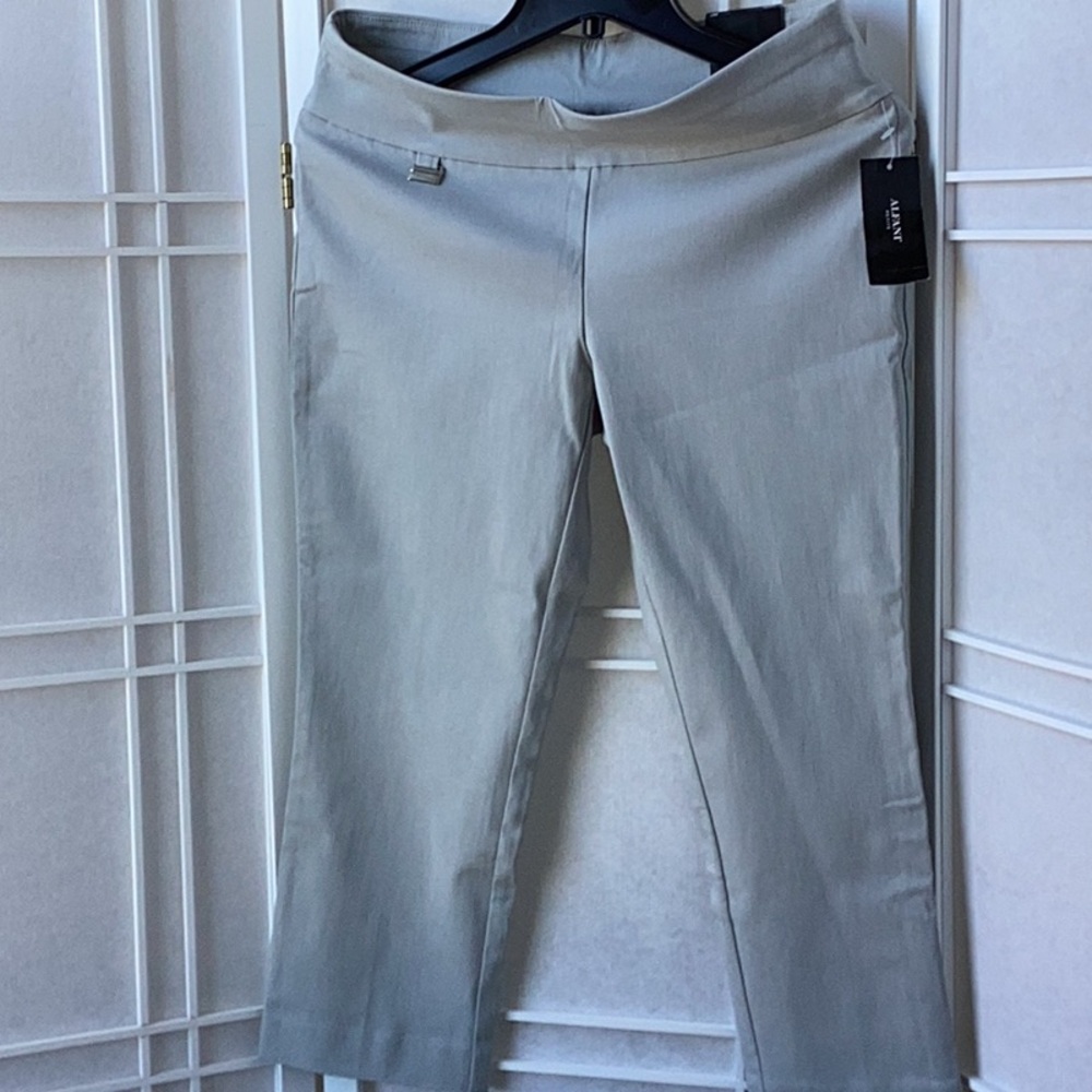Women Size 6 Petite Stretch Athletic Casual to Career Capris NWT